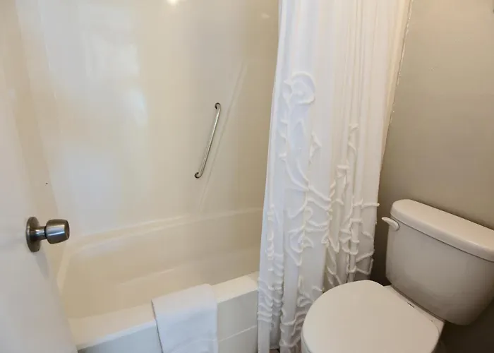 Edgewater 33